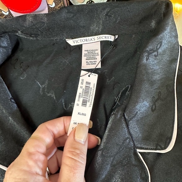 VICTORIA’S SECRET BLACK SATIN SIGNATURE PAJAMAS SHORTS SET WITH WHITE PIPING XL - Picture 9 of 9